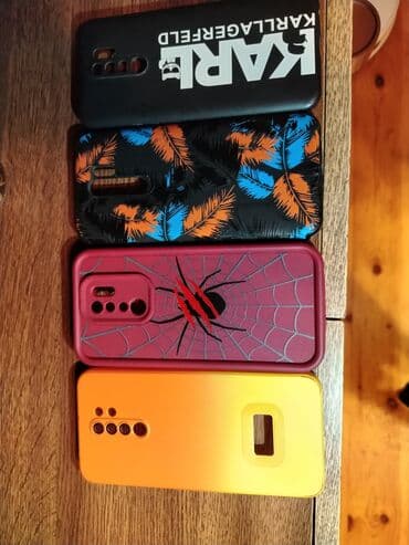 Kompüter, noutbuk və planşetlər: Müxtəlif dizayn və rənglərdə smartfon keysləri. Qara rəngli keysdə — 2