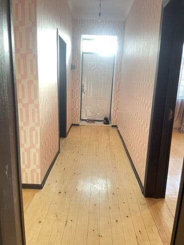 kirayə evlər binəqədidə: Bu mənzildə taxta döşəmələr, müasir divar kağızları və geniş — 8