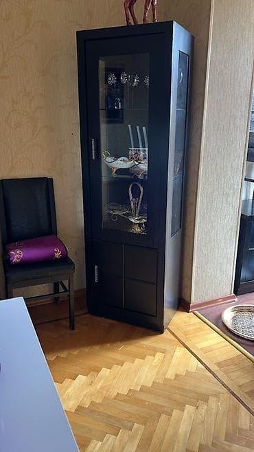 Tünd qəhvəyi rəngdə, şüşə qapısı və alt hissəsində çekməcələri olan