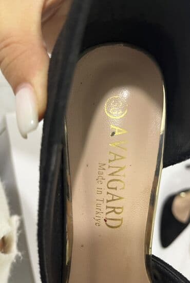 charles keith azerbaijan: 36 ölcü.Xetai metrosun ustune çatdirlma ede bilerem.Parlaq deyil ustu — 3