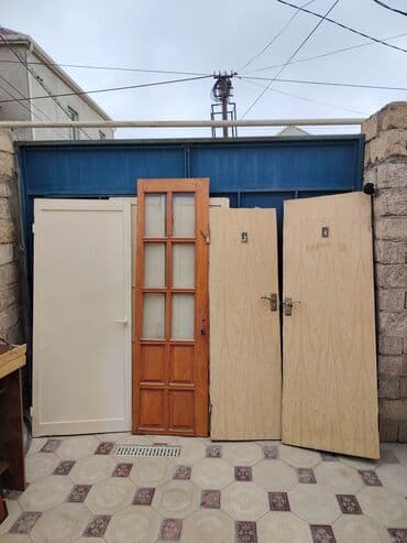 jaluz qapilar islenmis: Müxtəlif növ taxta qapılar təklif olunur. Bir ədəd şüşəli, dörd ədəd — 2