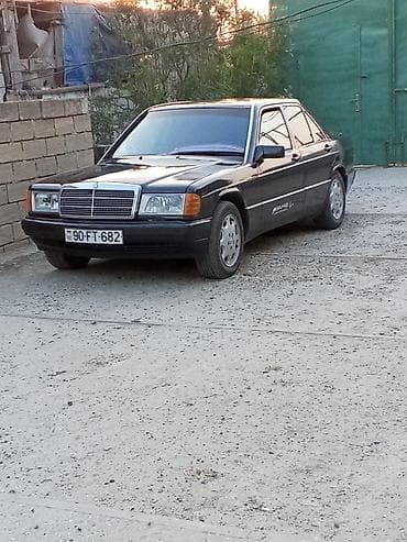 yan güzgülər s: Mercedes-Benz 190 (W201) sedan - Kuzov: 4 qapılı sedan, qara rəng hu — 4