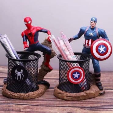 pul yığmaq ucun qab: Oturan futbolçu heykəlciyi ilə bəzədilmiş qələmdan. Dəmir tor dizaynlı — 3