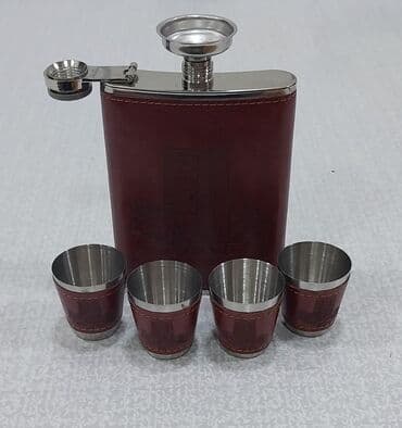 şahmat satılır: İçki qabı dəsti şahmat lövhəsi ilə birlikdə satılır. Üzərində Qız — 9