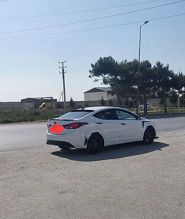 Hyundai Elantra sedan – ağ rəng, idman üslubunda tam body-kit ilə
