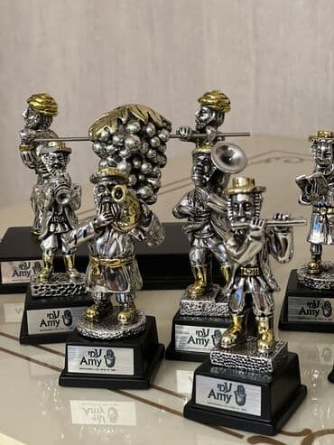 Figurlar hamsinin gutusu var,biri 
20 manat