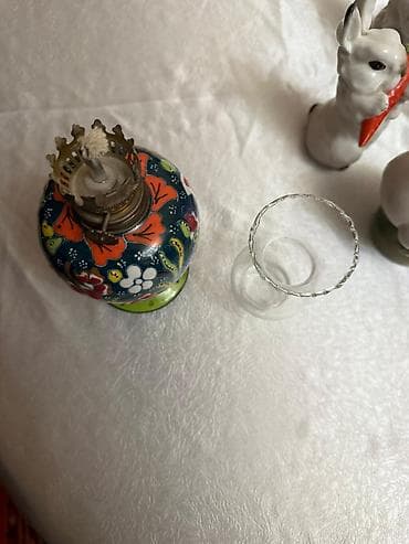 Rəngarəng naxışlarla bəzədilmiş dekorativ neft lampası. Lampanın şüşə