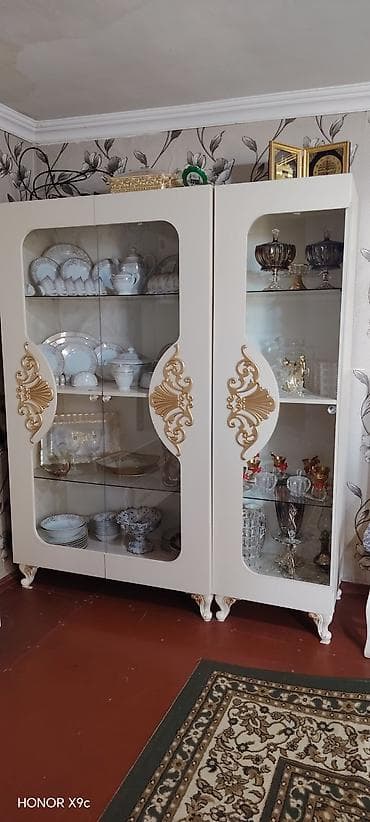 force nabor: Zal üçün klassik üslubda mebel dəsti Dəst tərkibi: - İki qapılı — 3