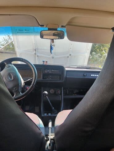 traktor altlıqlı ağ bosonojkalar: Ağ rəngli VAZ-2107 avtomobili, dörd qapılı sedan kuzov tipinə — 5