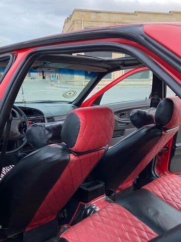 фольксваген пассат 1 8 турбо: Qırmızı rəngli sedan avtomobil Xüsusiyyətlər: - Korpus: 4 qapılı — 15