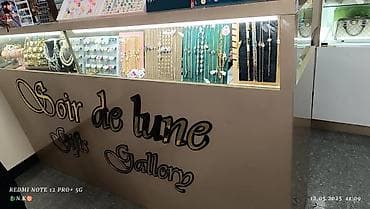 Rəf vitrinləri: Vitrin tipli satış köşkü – “Soir de lune Gifts Gallery” brend yazılı — 5