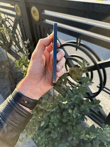 7 ci nesil ipad: IPhone 13, Qara, Simsiz şarj — 3