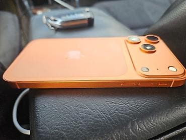 Məhsul: iPhone (narıncı rəngdə xüsusi arxa qapaq/korpus dəsti ilə) — 2