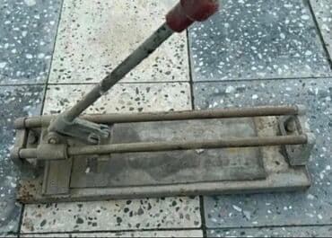 kafelin: Əl ilə çalışan Kafel kəsən stanok — 2