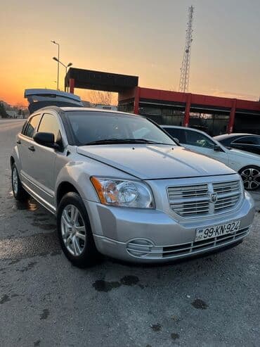 Avtomobil alışı: Dodge Caliber – gümüş rəngli, 5 qapılı hatchback. Əsas xüsusiyyətlər — 2
