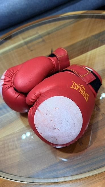 boks torbaları: Məhsul: Everlast boks əlcəkləri - Rəng: qırmızı, yumruq hissəsində ağ — 2