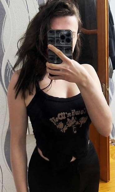 nike tech: Qadın qara crop top – “Howlin’ Wolf” printli - Model: nazik çiyin — 2