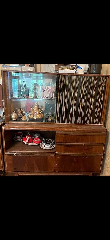 2ci el taxtlar: 1987 ci ilin Macarıstan istehsalı olan dolablar, bir yerdə aldığı — 2