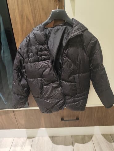 gödəkçələr: Qara rəngli yüngül puffer gödəkçə - Kapüşonlu dizayn: külək və soyuğa — 2