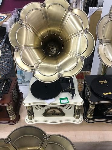retro gramofon: Retro qrammofon üslublu vinil pleyer. radiosu var blutuz — 3