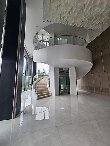 Modern üslubda şüşə məhəccərli pilləkənlərin quraşdırılması