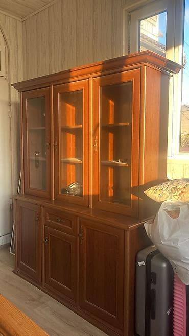Klassik üslubda iri vitrinli bufet - Material: ağac teksturalı