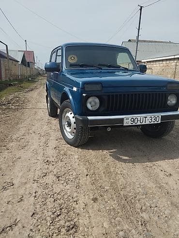 Lada Niva 4x4, mavi rəng, 3 qapılı kuzov. Xüsusiyyətlər: - Tam — 1