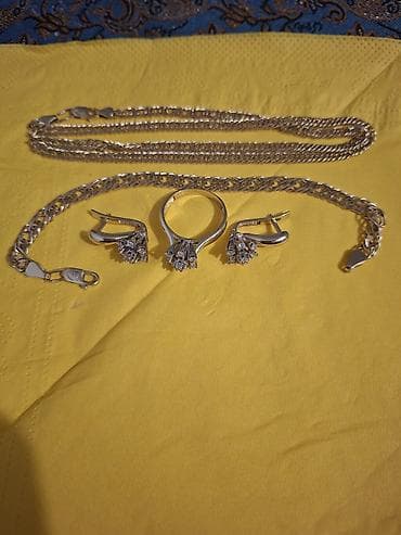 qizi: Dəstə daxildir: Üzük, Sırğa, Bilərzik, Sarı qızıl, 585 Əyar, 28 g — 1