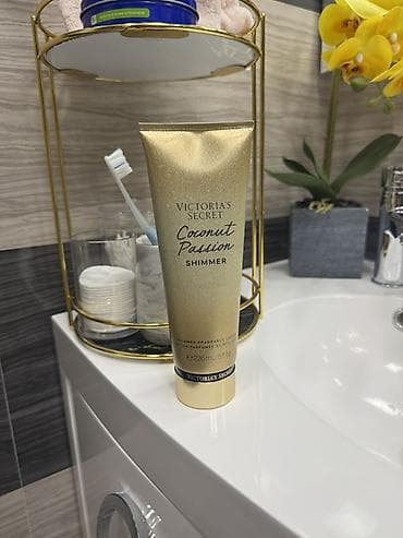 Victoria’s Secret Coconut Passion Shimmer – bədən üçün parıltılı lalafo.az -da Victoria’s Secret Coconut Passion Shimmer – bədən üçün parıltılı