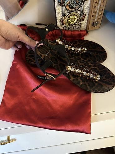 Dolce & Gabbana qadın sandaleti - Model: T‑strap zəncirli