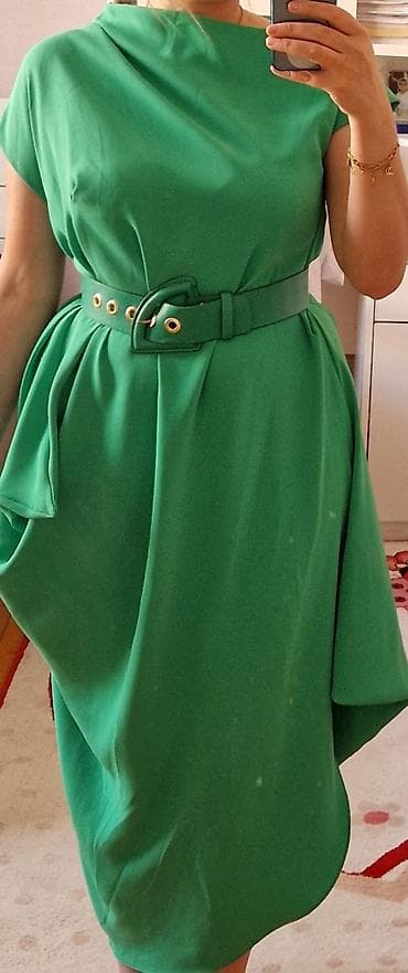 flo memar ecemi: Yaşıl rəngli qadın paltarı - Model: beldən kəmərli, qeyri-simmetrik — 1