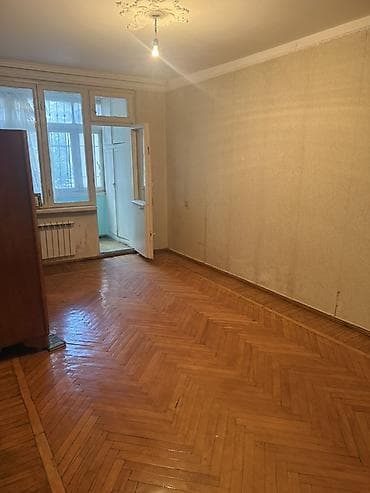 qarayev 3 otaqli evler: 3 otaqlı Leningrad lahiyəli mənzil satılır, 2/5 daş bina, A.Sultanova — 3
