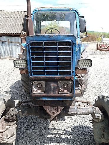 usaq uchun traktor: Mavi rənglitəkərl traktoru. Xüsusiyyət və detallar: - Dörd təkərli — 2