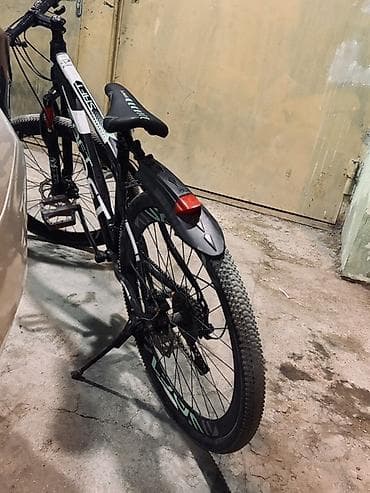 veosiped: SFT markalı dağ tipli velosiped. Qara-ağ rəngli çərçivəyə malikdir və — 4