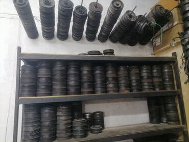 вал для фуганка: Qara rəngdə, müxtəlif ölçülü və formalı bir çox metal disklər. Bu — 2