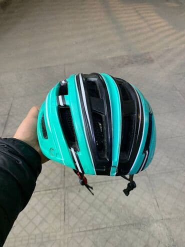 formula 1 bilet qiymetleri 2025: Velosiped kaskı – aero dizayn, açıq yaşıl/qaradərili rəng — 2