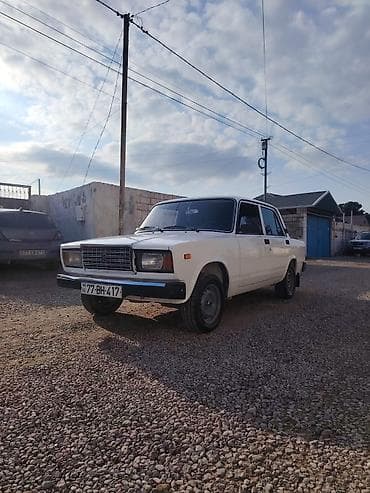 VAZ 2107, ağ rəng, sedan kuzov. - Klassik dizayn: xrom ön barmaqlıq