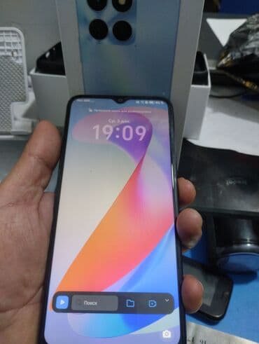 Другие мобильные телефоны: Smartfon – böyük ekranlı, damla formalı ön kamera çıxıntısı ilə — 1