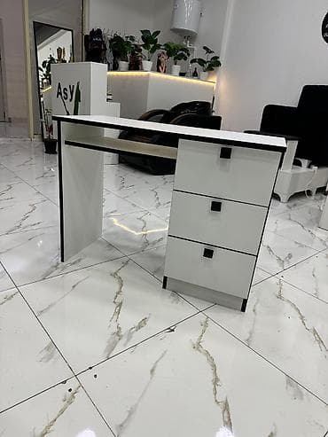 Ağ rəngli iş/stol masası – salon, ofis və ya ev kabineti üçün
