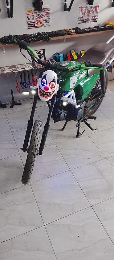 qar zənciri: Kustom “street” üslubunda yığılmış kiçik həcmli motosiklet — 3