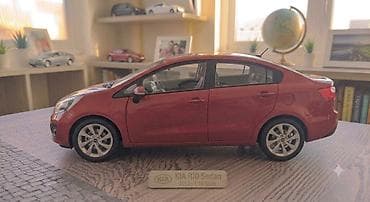 mini disk: KIA Rio Sedan model avtomobil, 2013 buraxılış dizaynında, 1:18 ölçüdə — 2