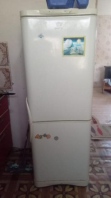 İşlənmiş 2 qapılı Indesit Soyuducu Satılır, rəng - Ağ, Təkərli — 1