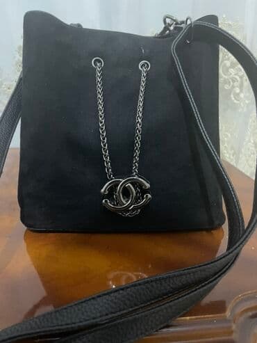 Qara rəngdə, zəncirvari bəzəyi olan, yumşaq materialdan hazırlanmış