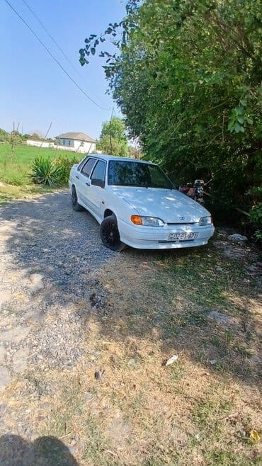 s yan guzgulər: Lada 2115 avtomobili, dörd qapılı sedan kuzov tipinə malikdir. Ağ — 3