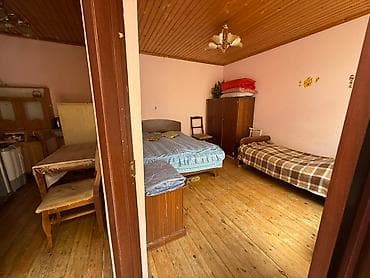 Bu, taxta tavanlı və divarları açıq çəhrayı rəngə boyanmış bir