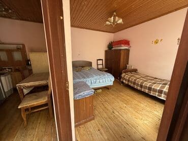 sumqayit kirayə: Bu, taxta tavanlı və divarları açıq çəhrayı rəngə boyanmış bir — 1