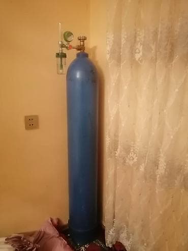 Tibbi oksigen balonu, manometr və nəmləndirici qabı üstündədir