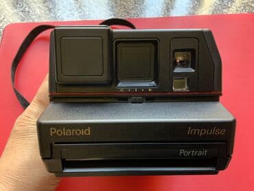 Polaroid 600 İmpulse- fotokamerası. İstehsalçı ölkə: United Kingdom. 1