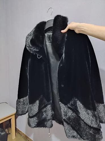 Qadın üçün qara rəngli qısa kürk manto - Material: yumşaq parıltılı