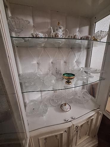 dolab parca: Klassik üslubda vitrin-bufet - Rəng: krem/ivori tonlarında, qızılı — 2